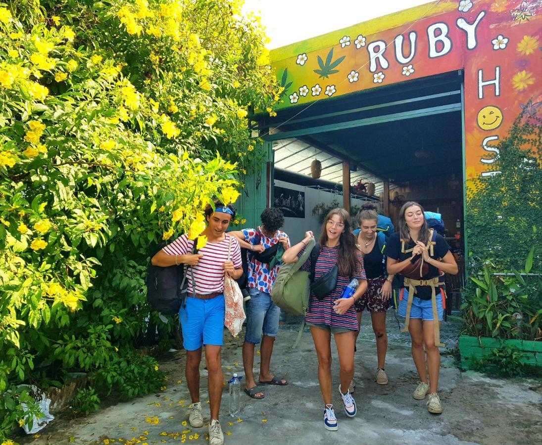 Ruby Phu Quoc Hostel エクステリア 写真